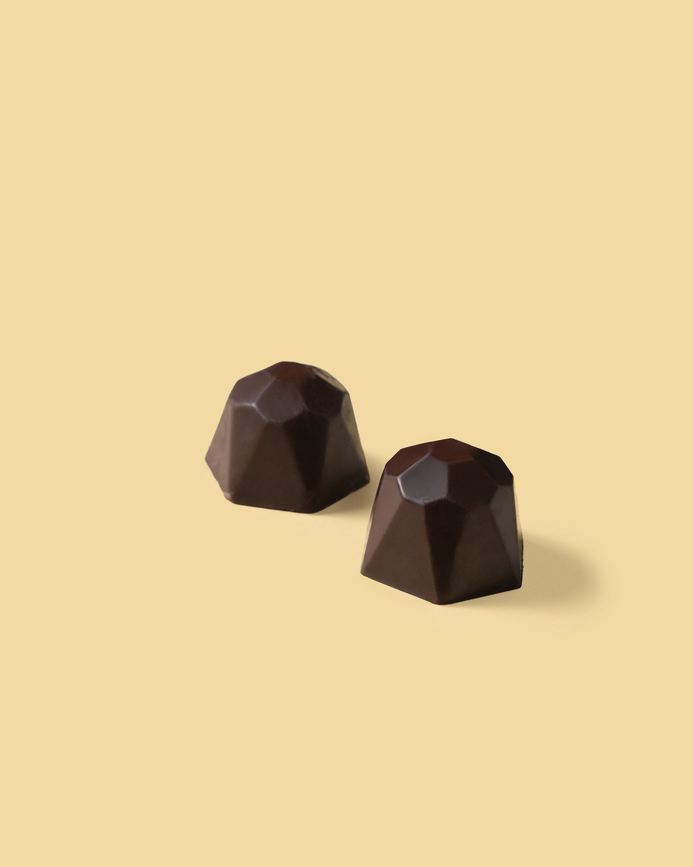 Pralina di cioccolato fondente con crema al rum