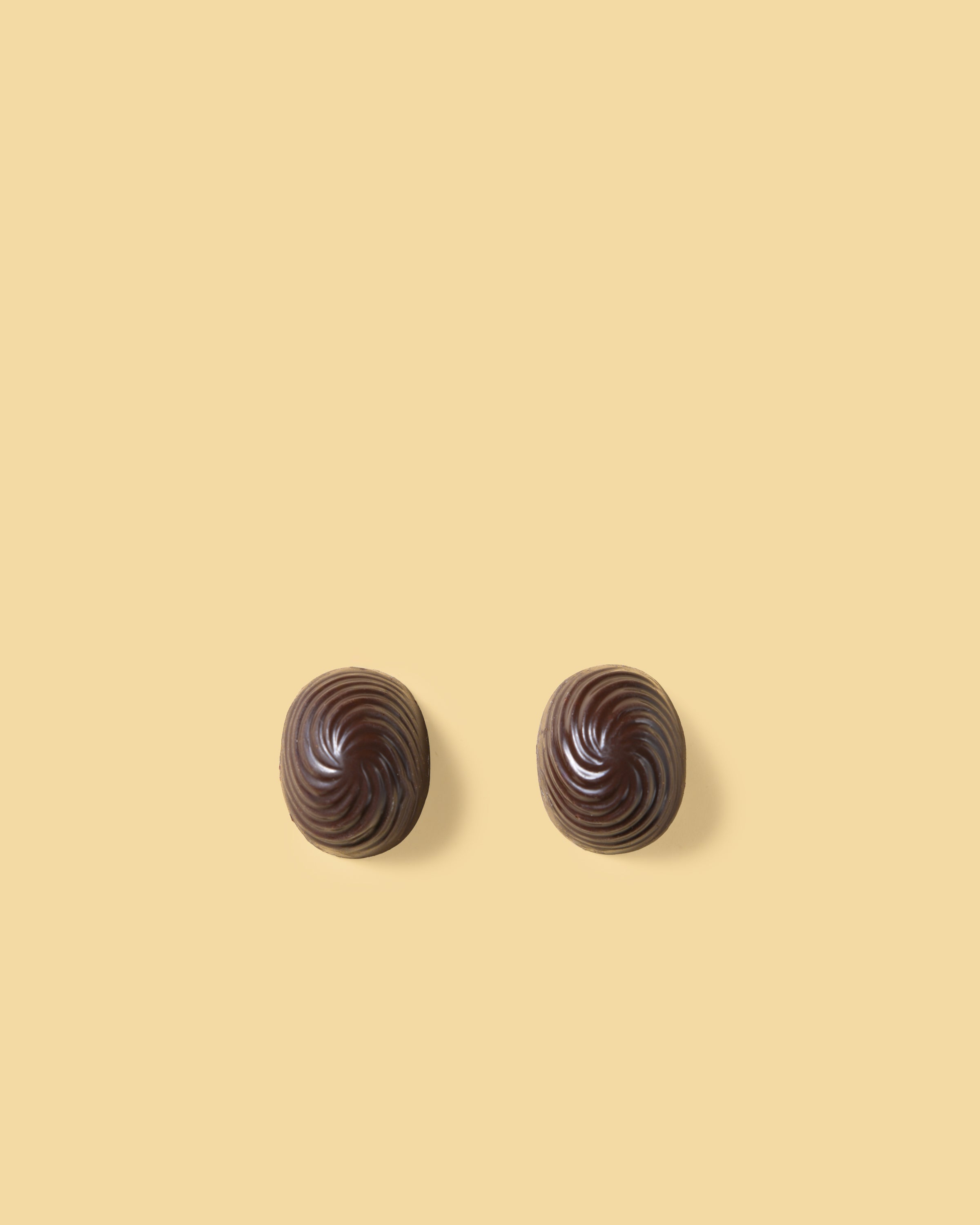 Pralina di cioccolato fondente con crema al gusto amaretto