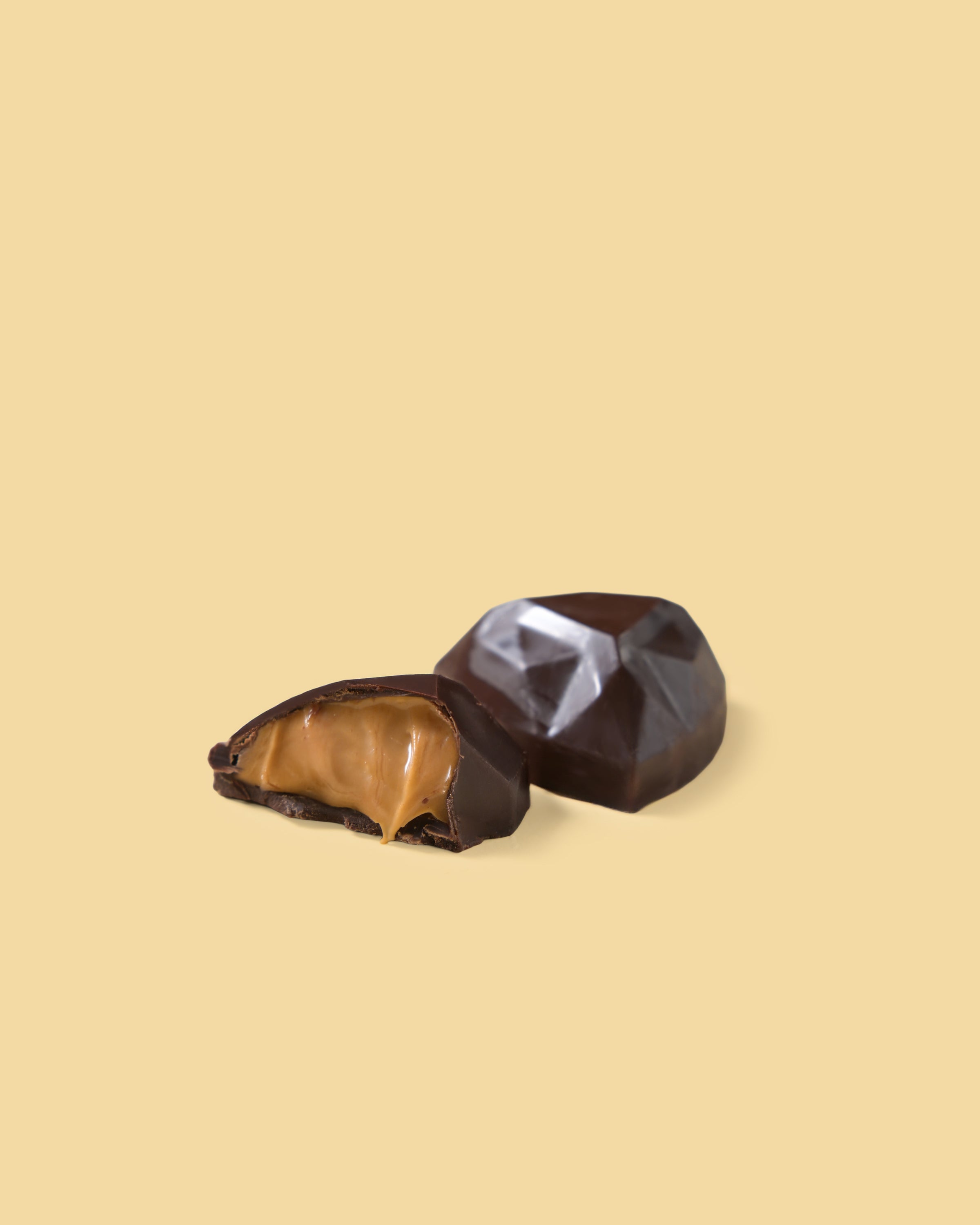 Pralina di cioccolato fondente con crema alla mandorla
