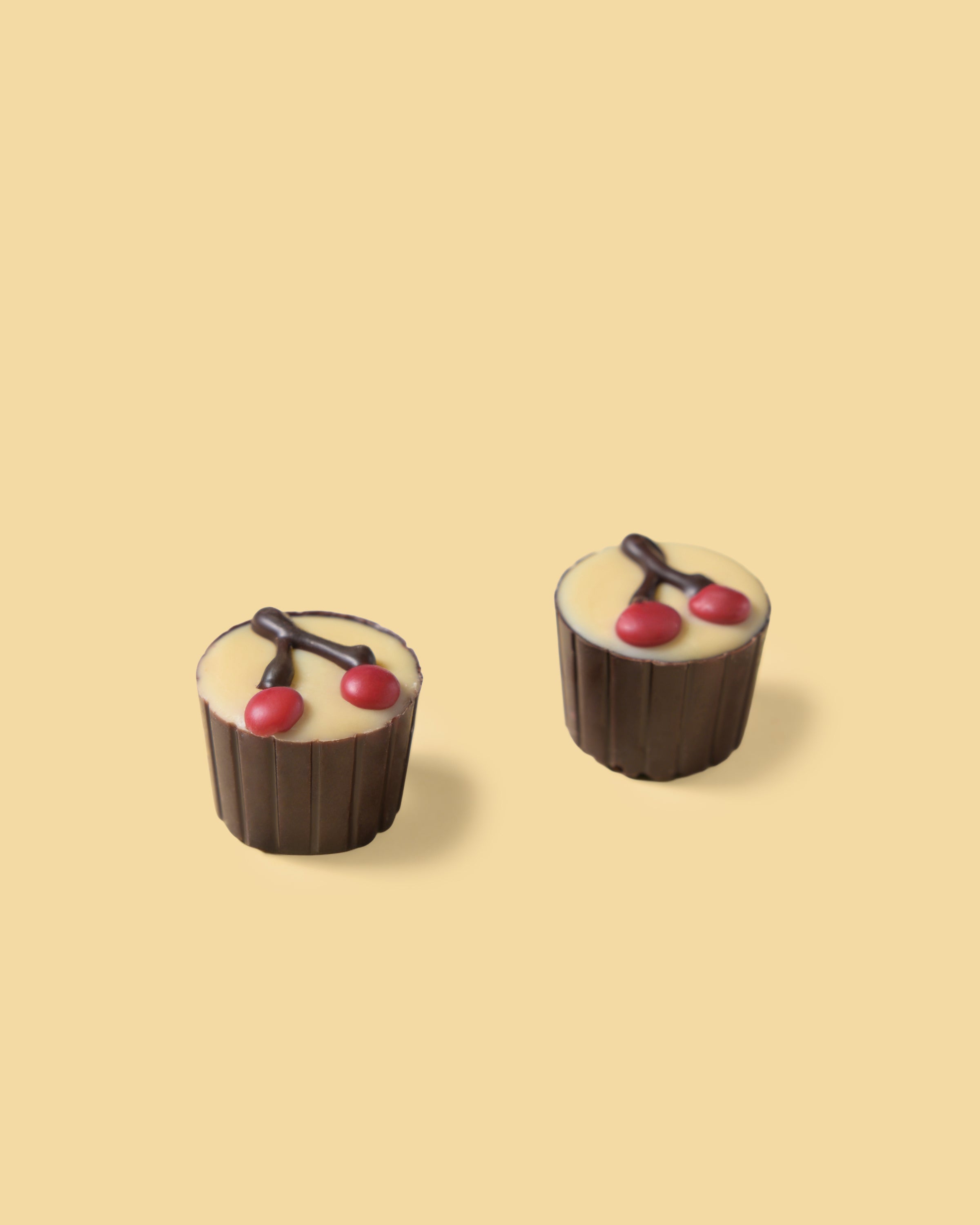 Pralina di cioccolato fondente e bianco con amarena