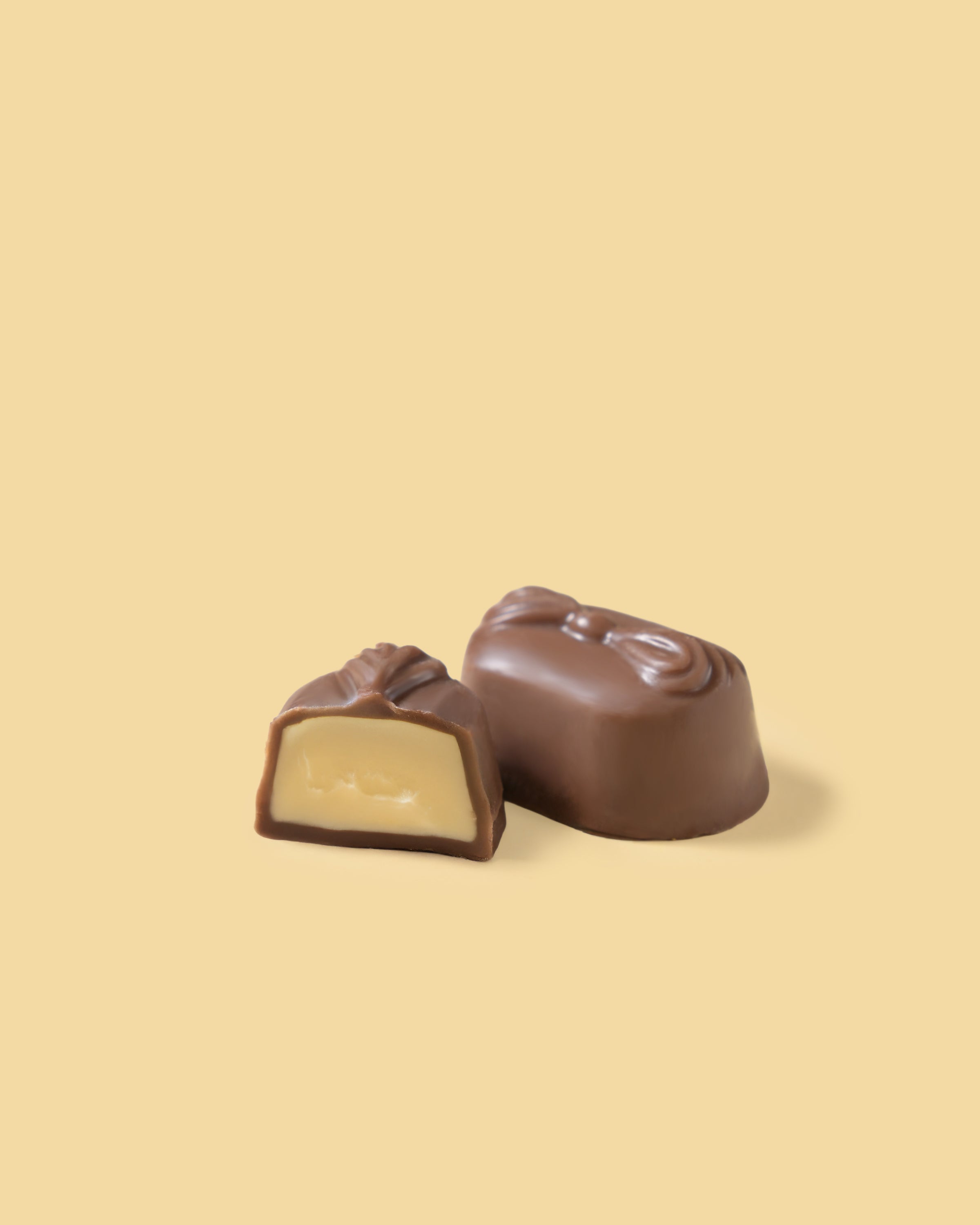 Pralina di cioccolato al latte ripiene di crema bianca