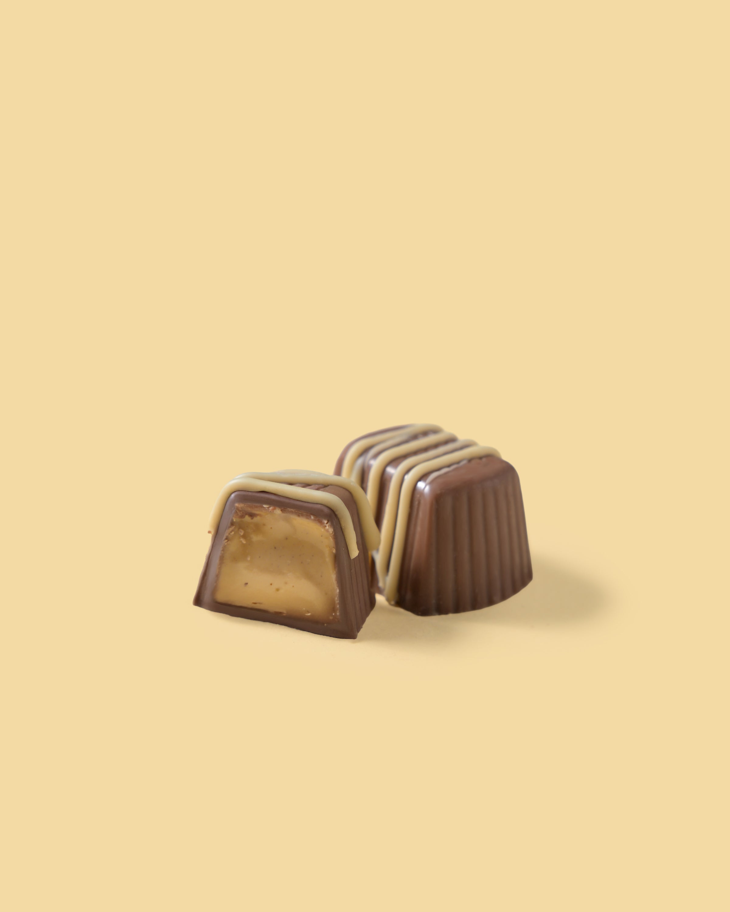 Pralina di cioccolato al latte ripiena di crema alla nocciola