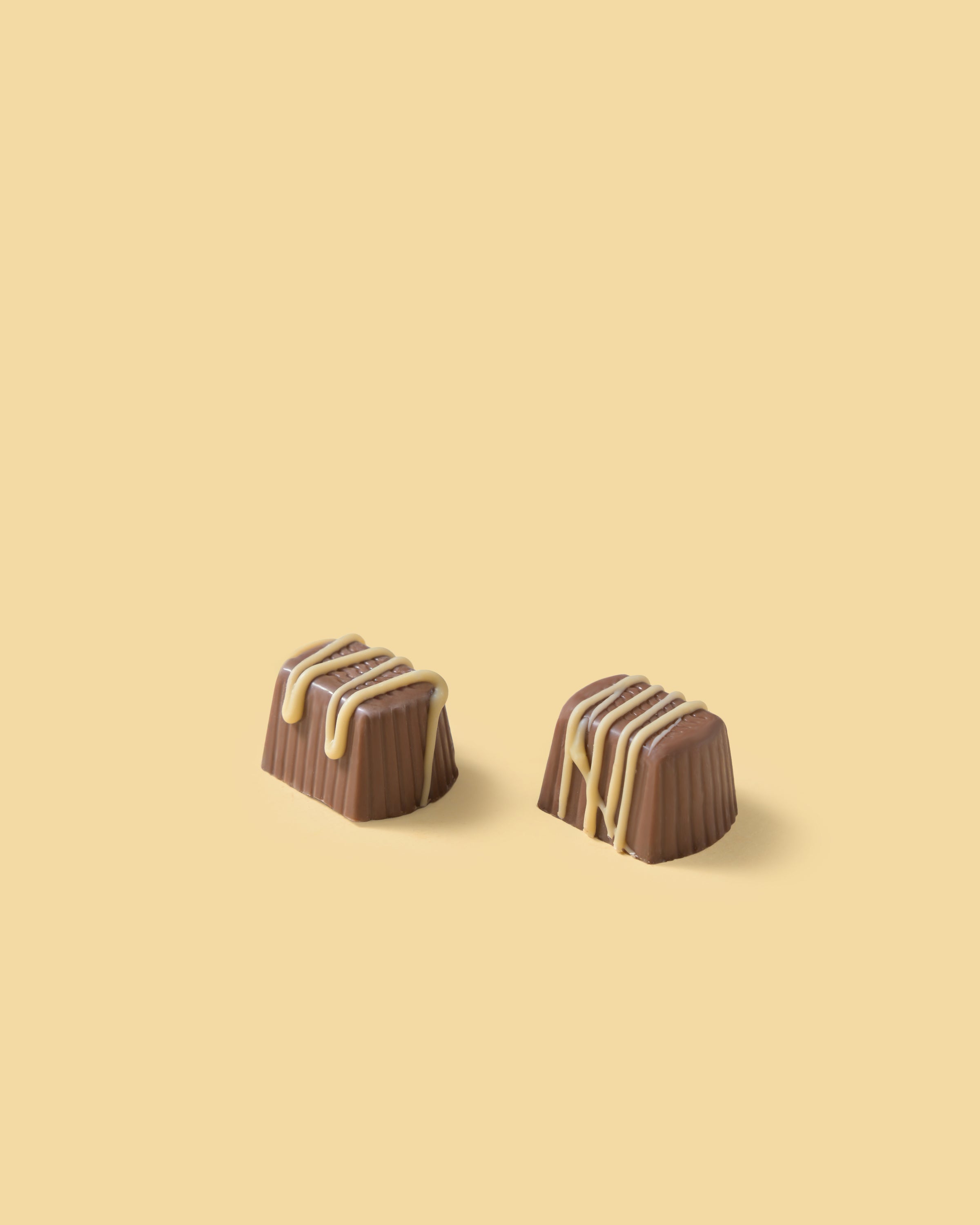 Pralina di cioccolato al latte ripiena di crema alla nocciola