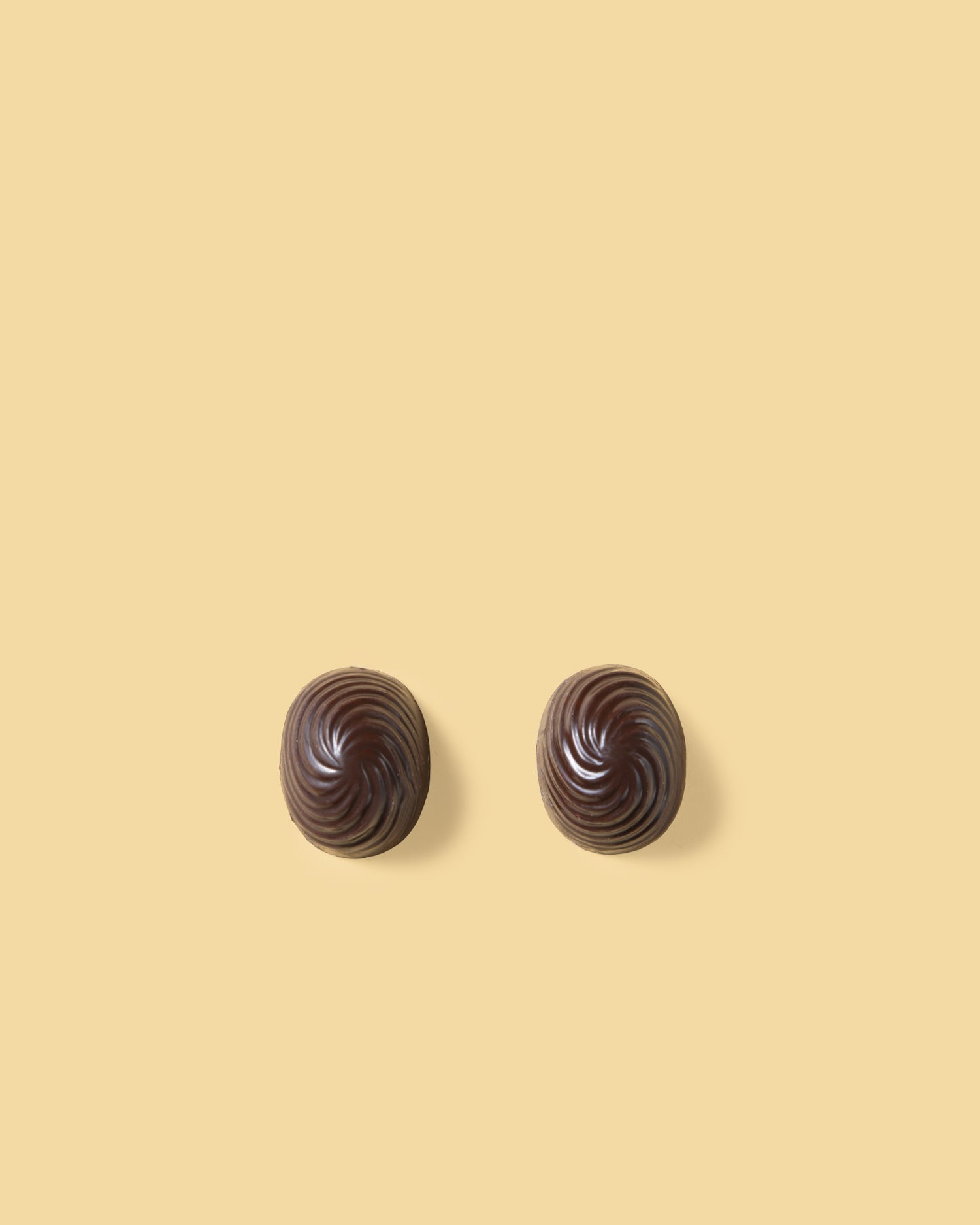Pralina di cioccolato fondente con crema al gusto amaretto