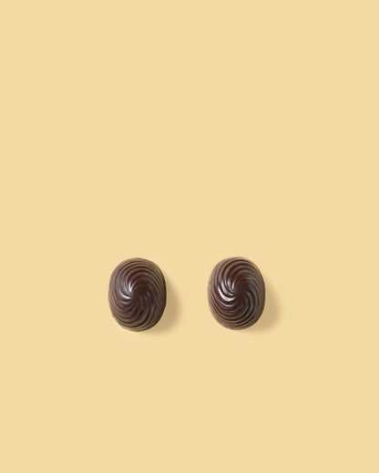 Pralina di cioccolato fondente con crema al gusto amaretto
