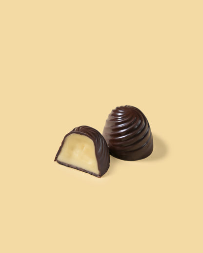 Pralina di cioccolato fondente con crema al gusto amaretto