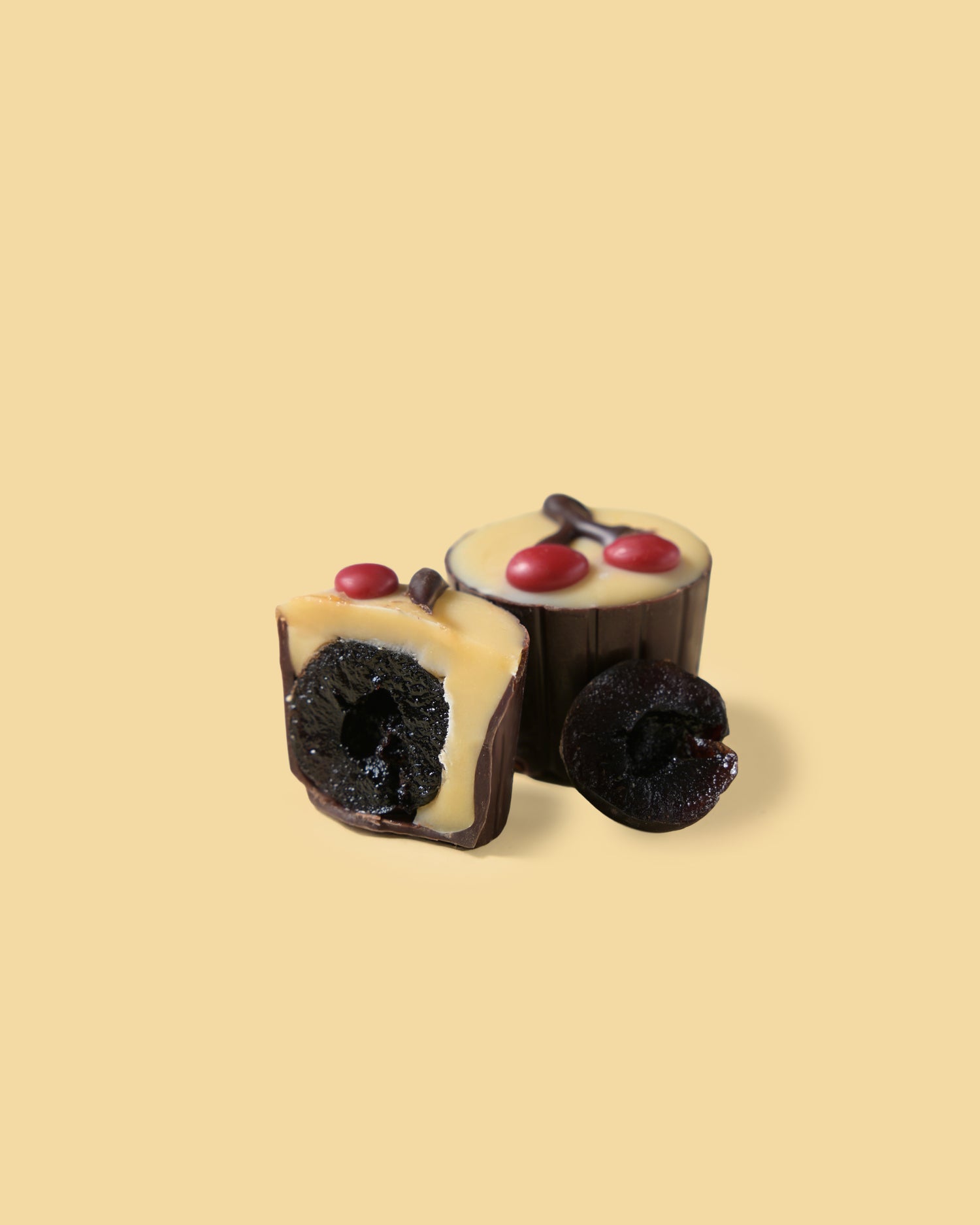 Pralina di cioccolato fondente e bianco con amarena