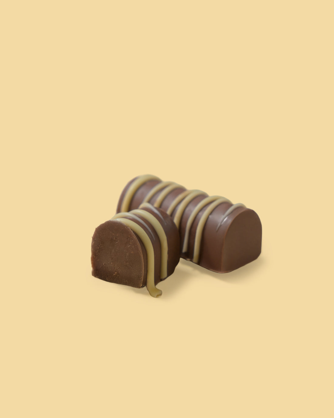 Praline di cioccolato al latte con nocciole intere