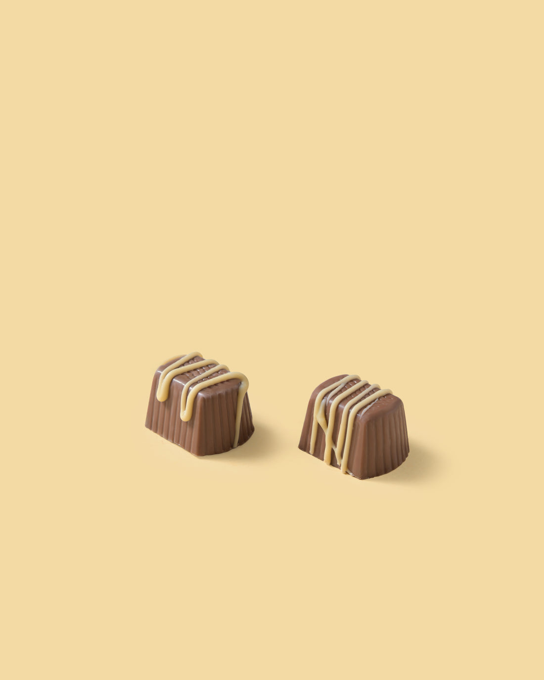 Pralina di cioccolato al latte ripiena di crema alla nocciola